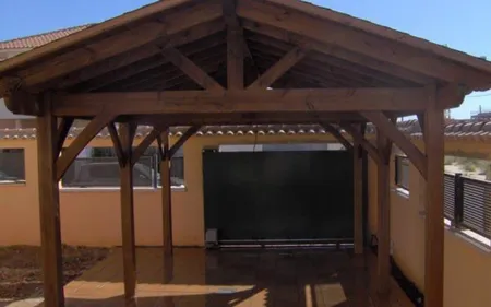 construcción de un porche en un jardín de chalet de málaga