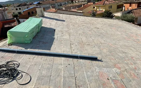 limpieza y mantenimiento de cubierta en comunidad de vecinos en málaga